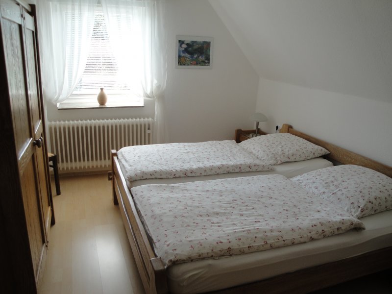 Schlafzimmer mit Doppelbett/
Master bedroom